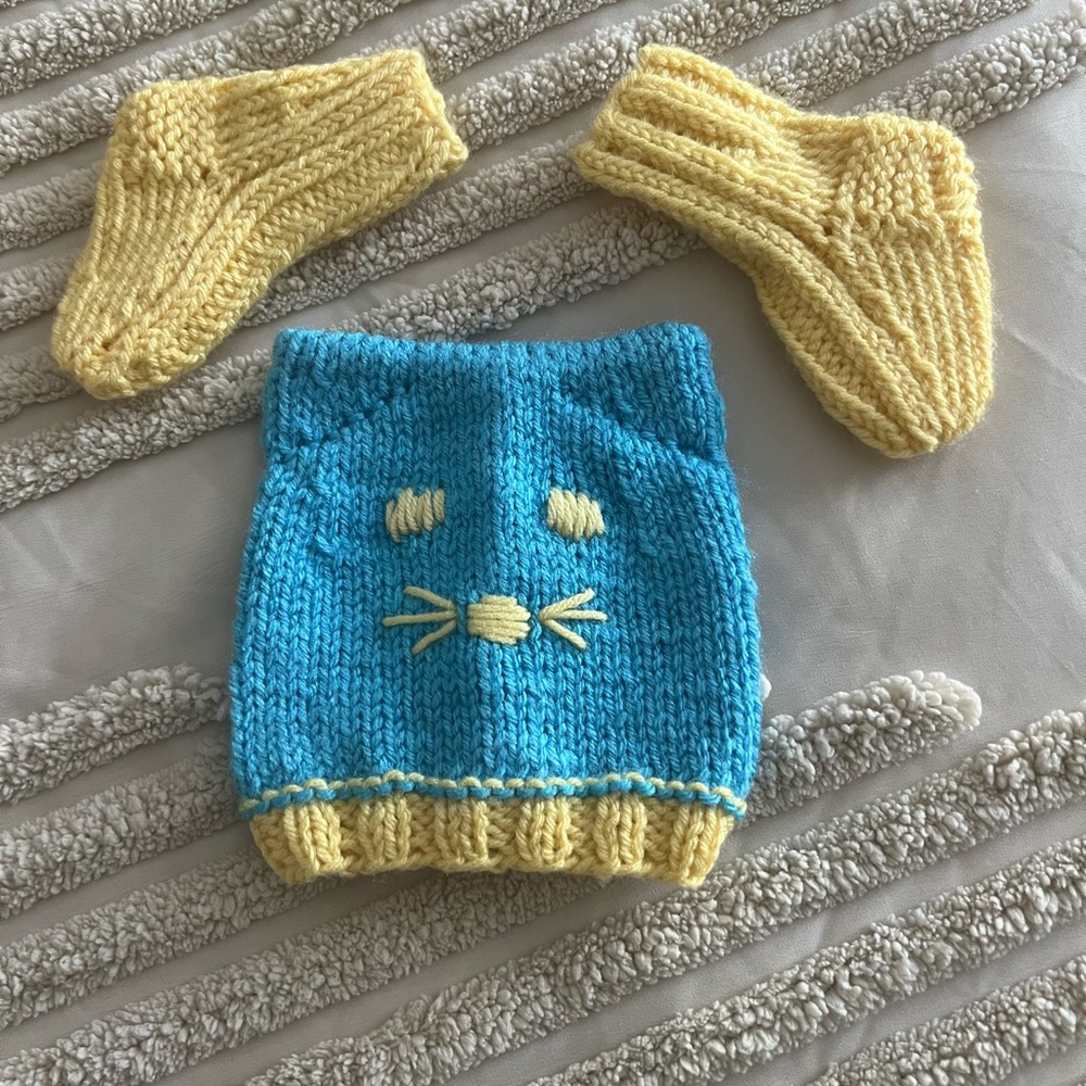Knitted baby socks and hat